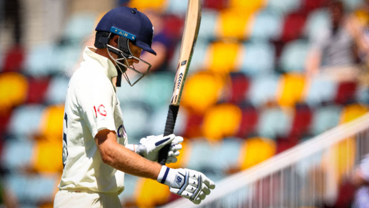 Joe Root walks off with a raised his bat after making 89, Australia vs England, The Ashes, 1st Test, 4th day, Brisbane, December 11, 2021