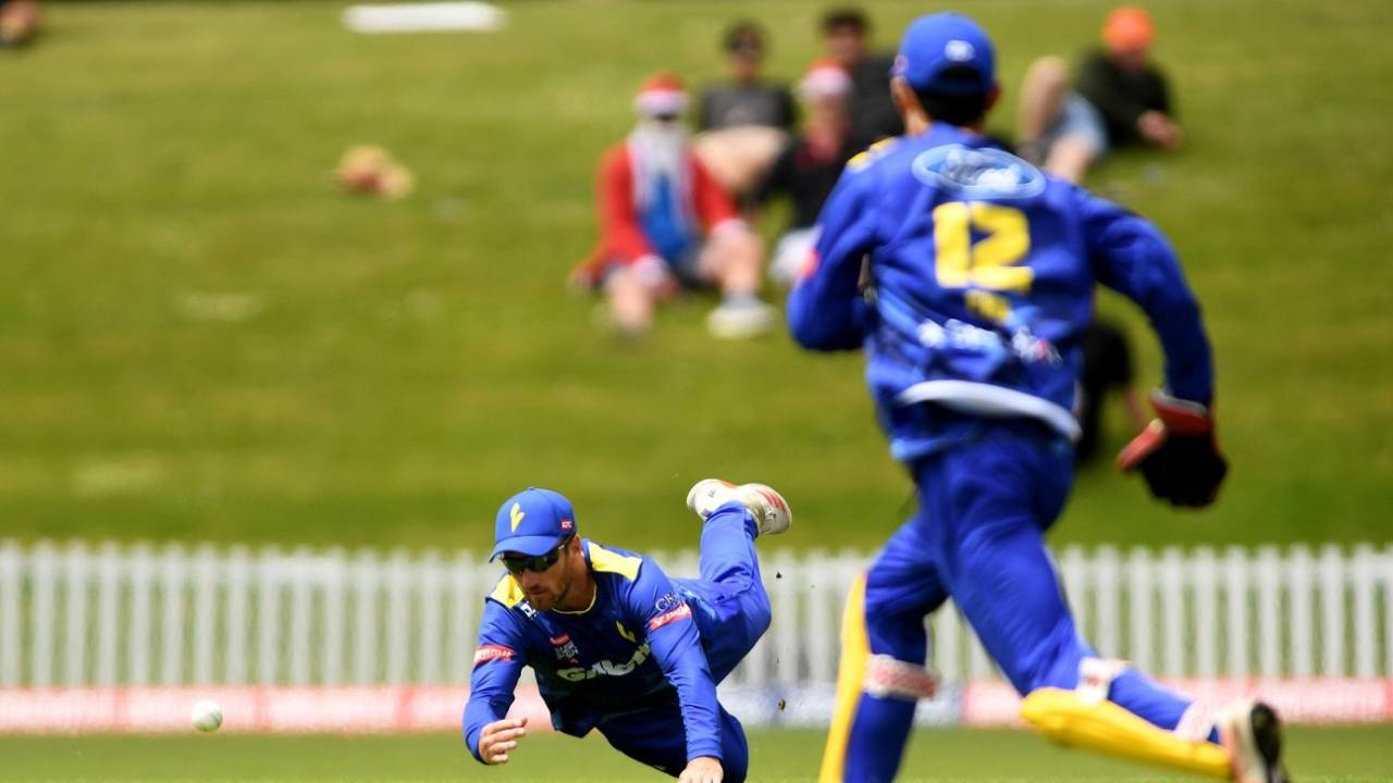 Neil Broom makes a diving effort, Northern Districts vs Otago, Super Smash, Dunedin, December 12, 2021