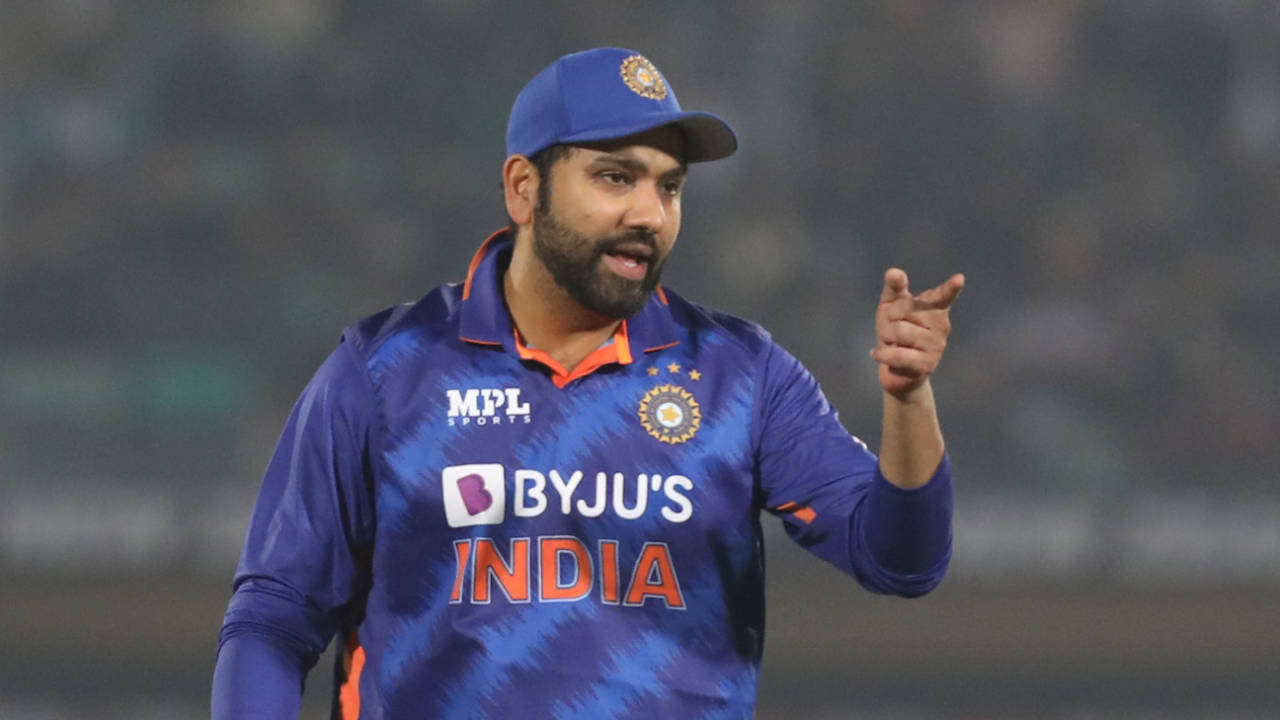 Rohit Sharma speaks to a fielder, Jaipur, November 27, 2021