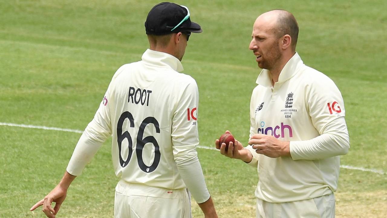 Joe Root and Jack Leach discuss in the middle, 1st Test, Ashes 2021-22, Brisbane, Day 3, December 10, 2021