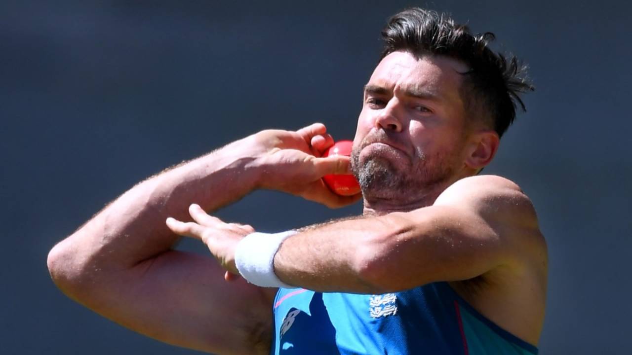 James Anderson practises with the pink ball at Adelaide&nbsp;&nbsp;&bull;&nbsp;&nbsp;AFP/Getty Images