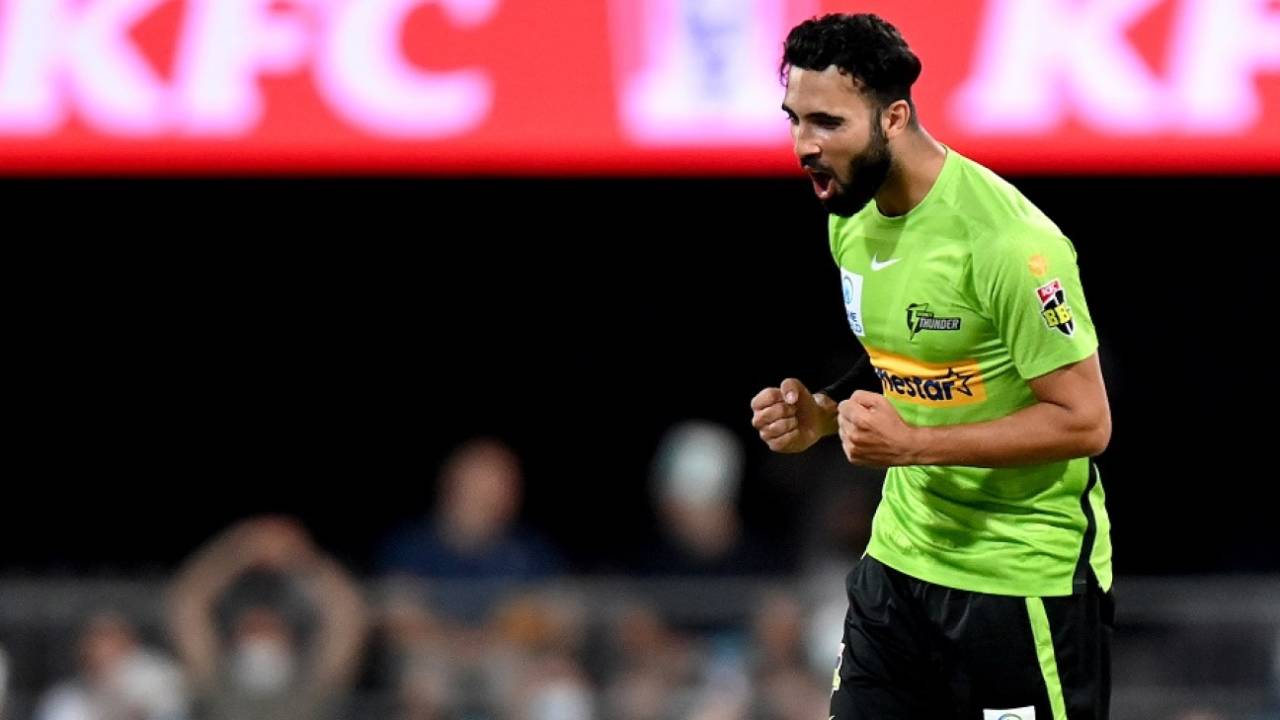 Saqib Mahmood took four wickets in his first two overs, Brisbane Heat v Sydney Thunder, BBL 2021-22, Brisbane, December 19, 2021
