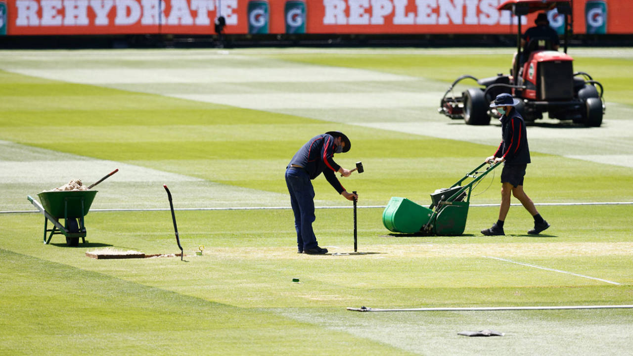 Groundstaff make their final preparations to the Boxing Day pitch&nbsp;&nbsp;&bull;&nbsp;&nbsp;Getty Images