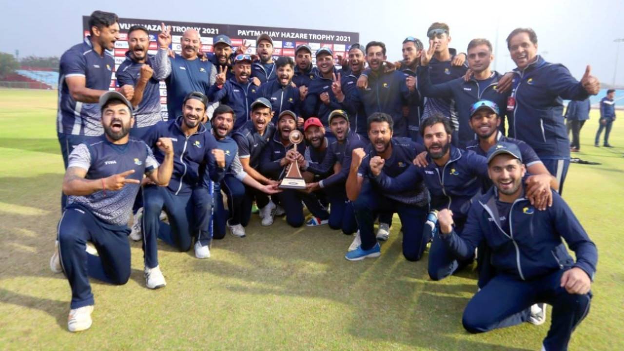The winning Himachal Pradesh team celebrate with the trophy, Himachal Pradesh vs Tamil Nadu, Vijay Hazare Trophy final, Jaipur, December 26, 2021
