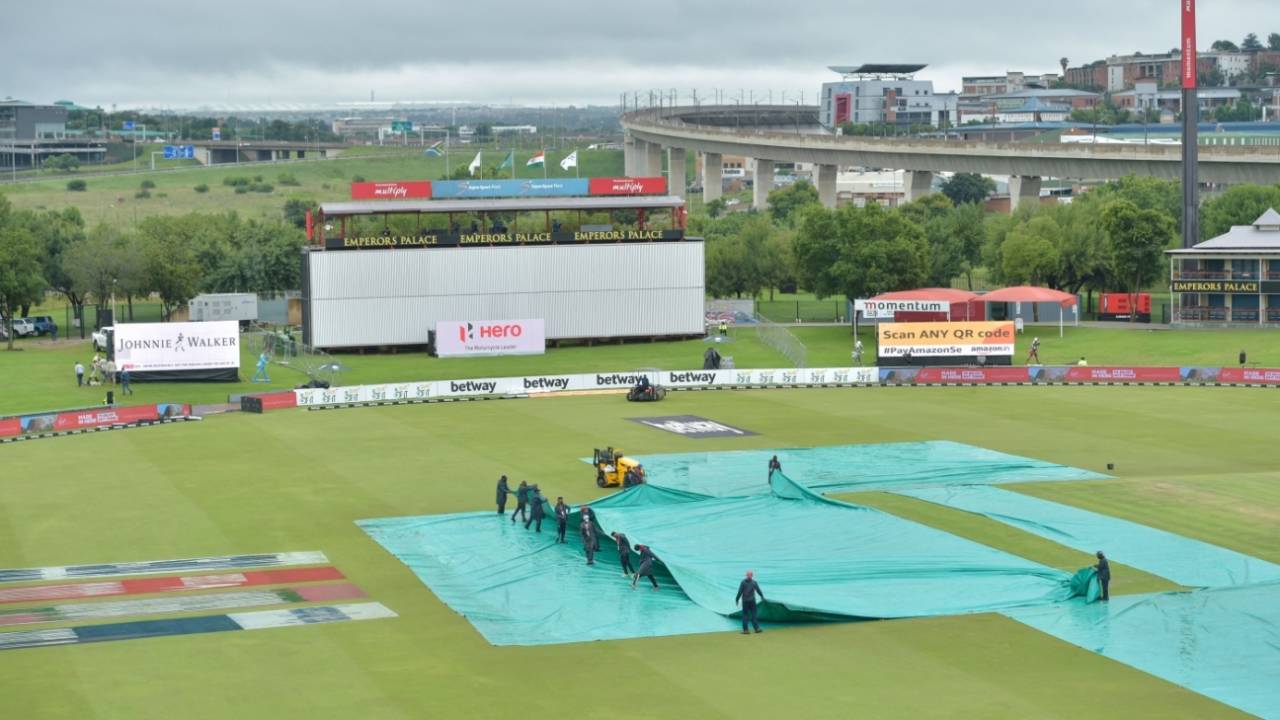 On again, off again: it was that kind of day for the groundstaff at Centurion, South Africa vs India, 1st Test, Centurion, 2nd day, December 27, 2021