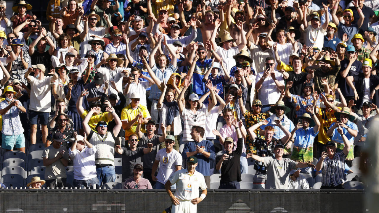Australia fans raise the decibel level behind Scott Boland, Australia vs England, 3rd Test, Melbourne, 2nd day, December 27, 2021