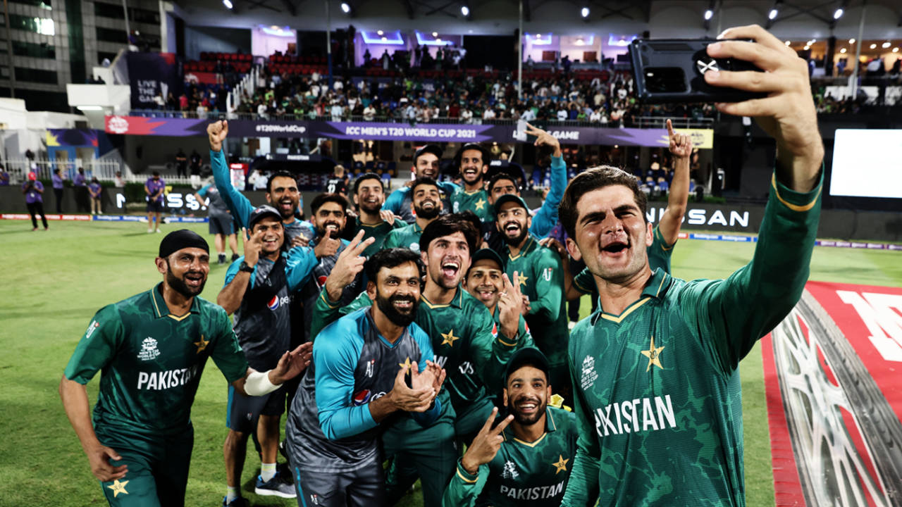 Shaheen Shah Afridi takes a selfie with his Pakistan team-mates&nbsp;&nbsp;&bull;&nbsp;&nbsp;Matthew Lewis/ICC/Getty Images
