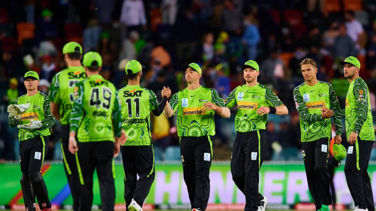 The Sydney Thunder players celebrate their win against Perth Scorchers, Sydney Thunder vs Perth Scorchers, BBL 2021-22, Canberra, December 28, 2021