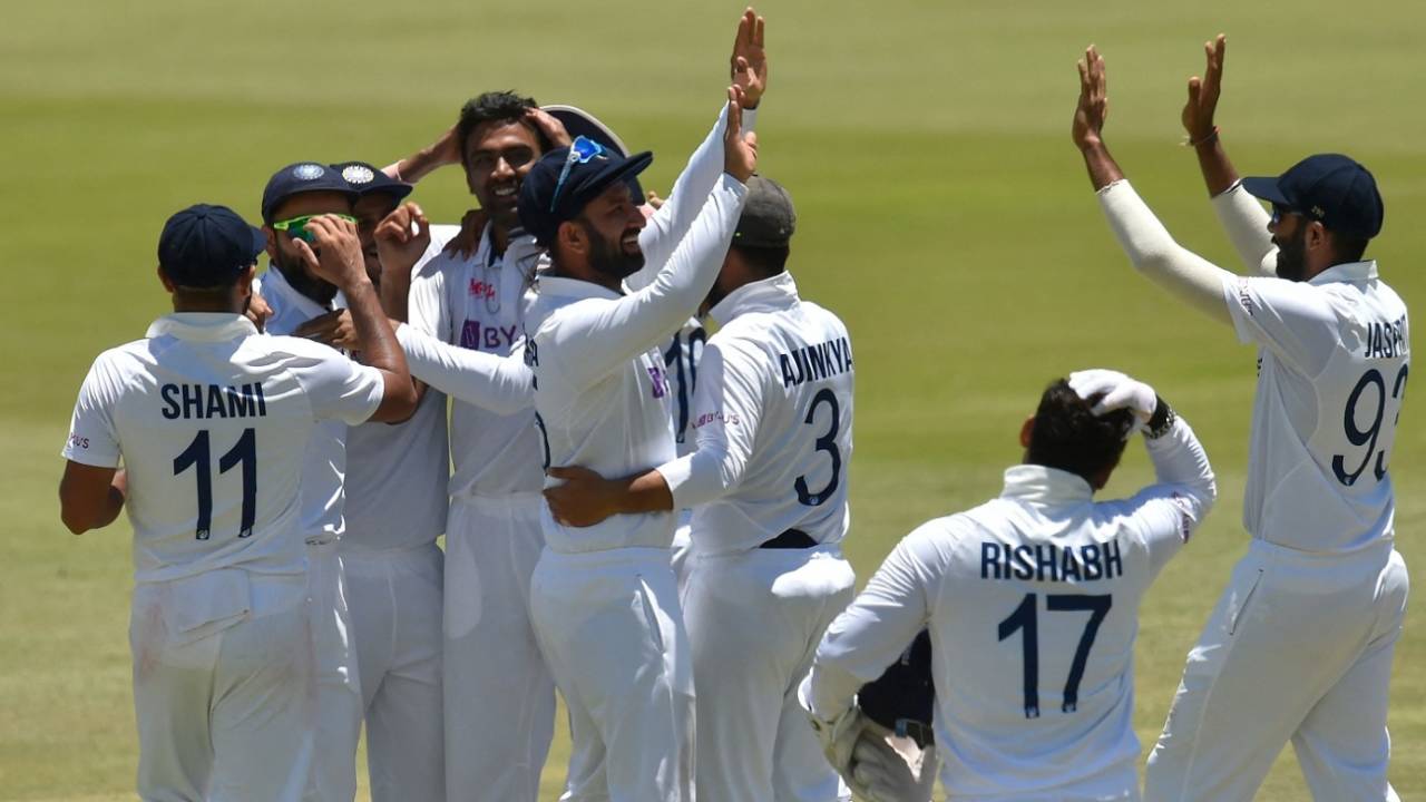 The Indian team gathers around R Ashwin after clinching victory in Centurion, South Africa vs India, 1st Test, Centurion, 5th day, December 30, 2021