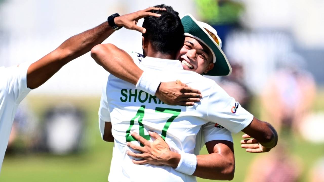 Shoriful Islam gets a hug from Taskin Ahmed after removing Tom Latham&nbsp;&nbsp;&bull;&nbsp;&nbsp;Getty Images