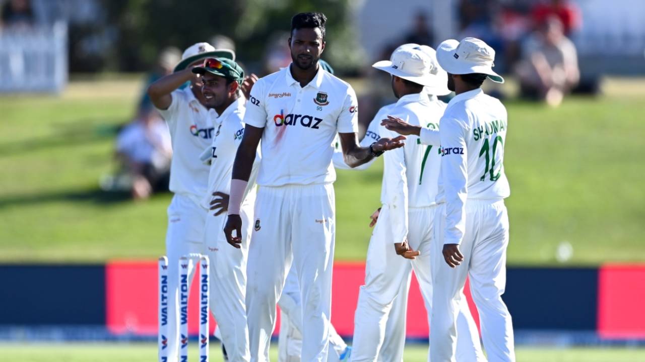 Ebadot Hossain had Tom Blundell playing on in the final over of the day, New Zealand vs Bangladesh, 1st Test, Mount Maunganui, 1st day, January 1, 2022