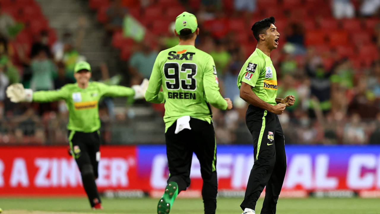 Mohammad Hasnain took three wickets in four balls on BBL debut, Sydney Thunder vs Adelaide Strikers, BBL 2021-22, Sydney, January 2, 2022

