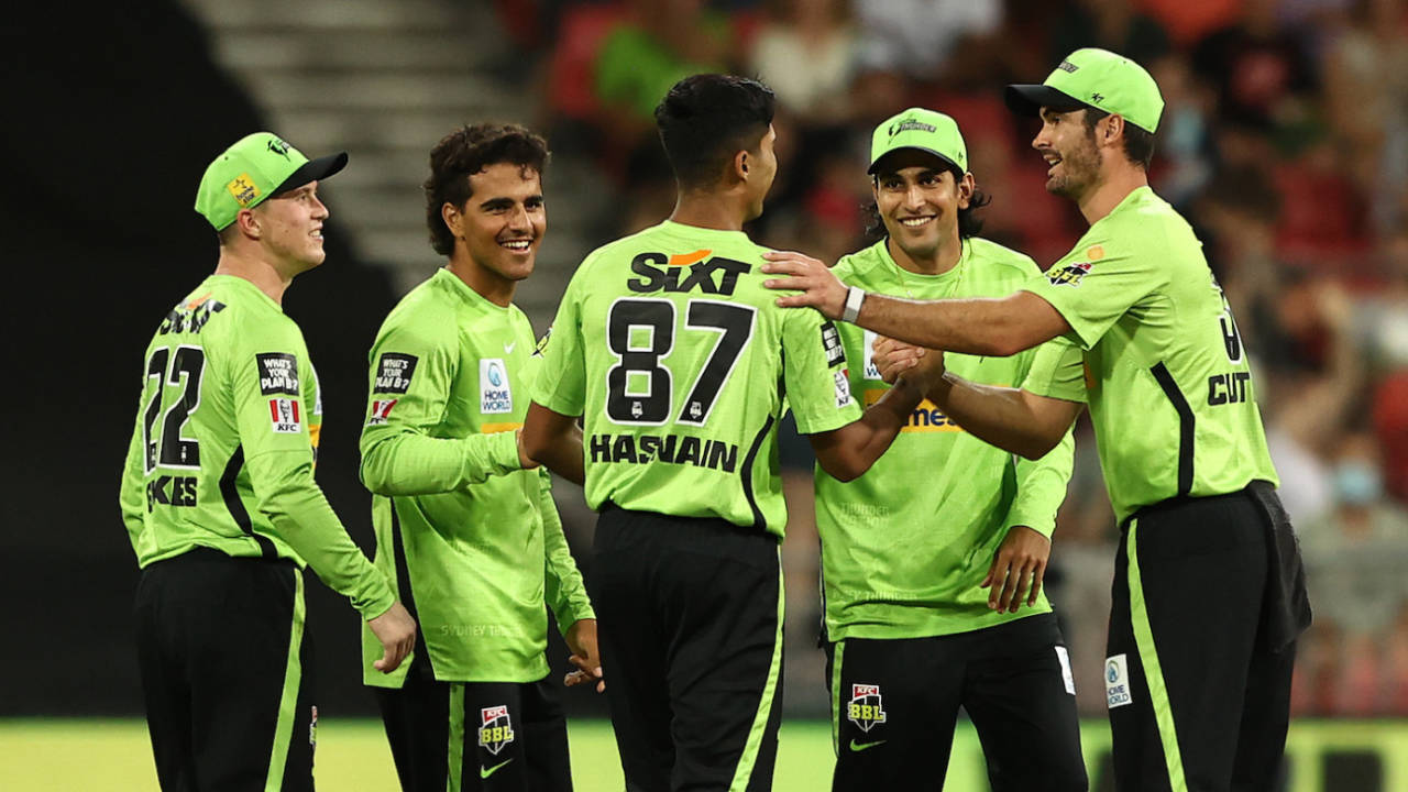 Mohammad Hasnain celebrates with team-mates, Sydney, January 2, 2022