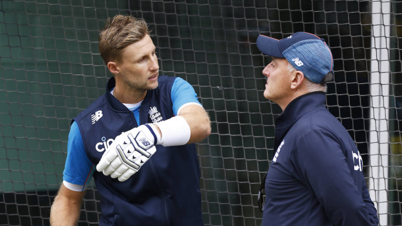 Joe Root speaks with Graham Thorpe during a training session, Melbourne, December 23, 2021