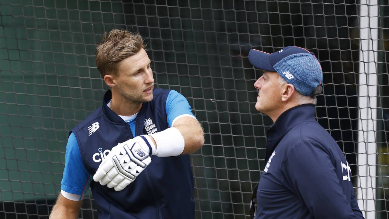 Joe Root speaks with Graham Thorpe during a training session