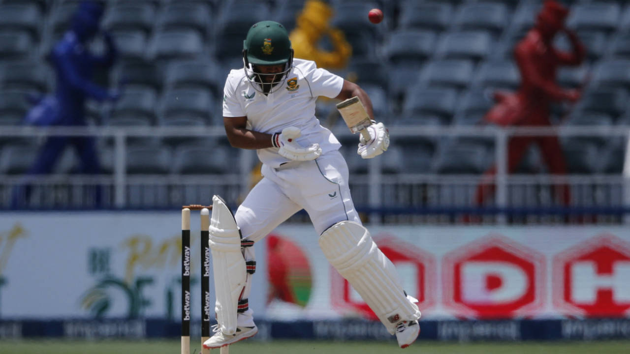 Temba Bavuma fends off a short ball, South Africa vs India, 2nd Test, Johannesburg, 2nd day, January 4, 2022


