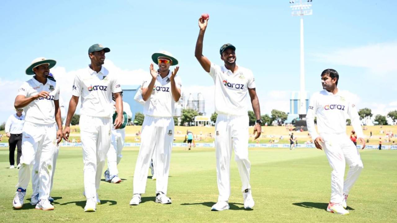 Ebadot Hossain acknowledges the applause, New Zealand vs Bangladesh, 1st Test, Mount Maunganui, 5th day, January 5, 2022