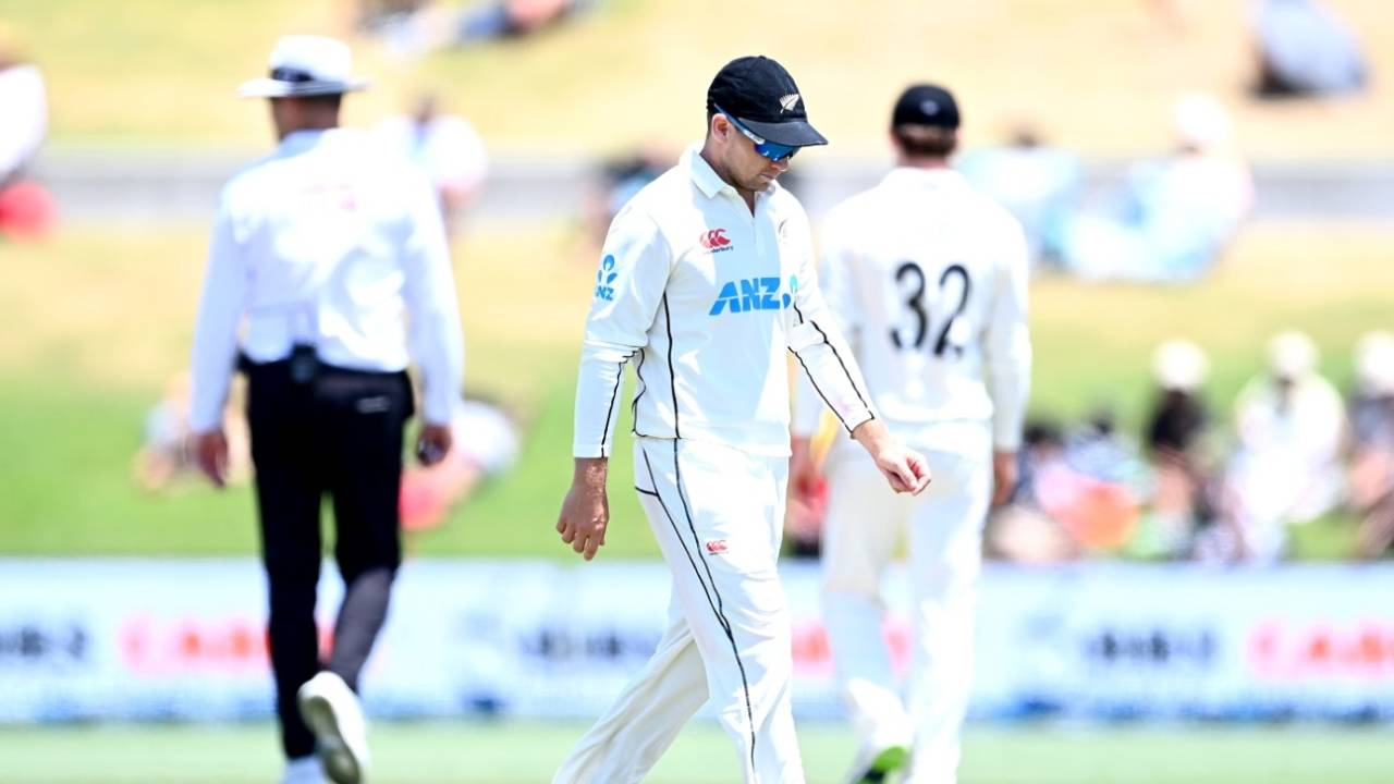 A dejected Tom Latham leaves the field, New Zealand vs Bangladesh, 1st Test, Mount Maunganui, 5th day, January 5, 2022