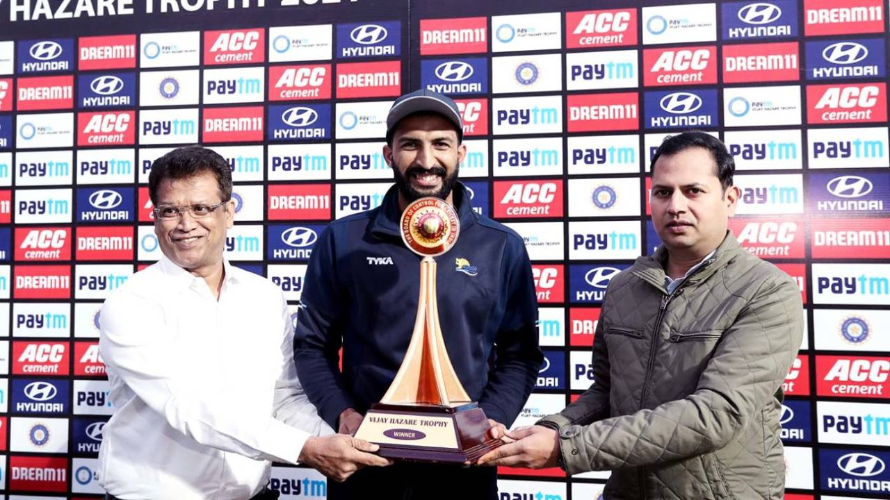 Himachal Pradesh captain Rishi Dhawan (centre) with the Vijay Hazare Trophy, Himachal Pradesh vs Tamil Nadu, final, Jaipur, December 26, 2021