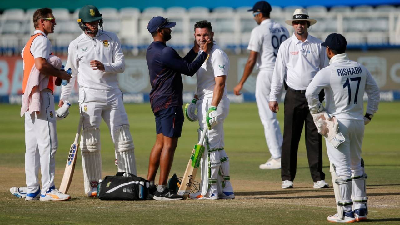 Dean Elgar receives medical attention after being hit by a short ball, South Africa vs India, 2nd Test, Johannesburg, 3rd day, January 5, 2021