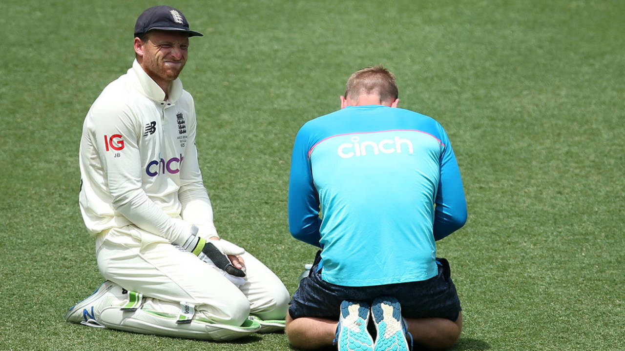 Jos Buttler received treatment after being struck on the finger, Australia vs England, Men's Ashes, 4th Test, Day 2, Sydney Cricket Ground, January 6, 2022