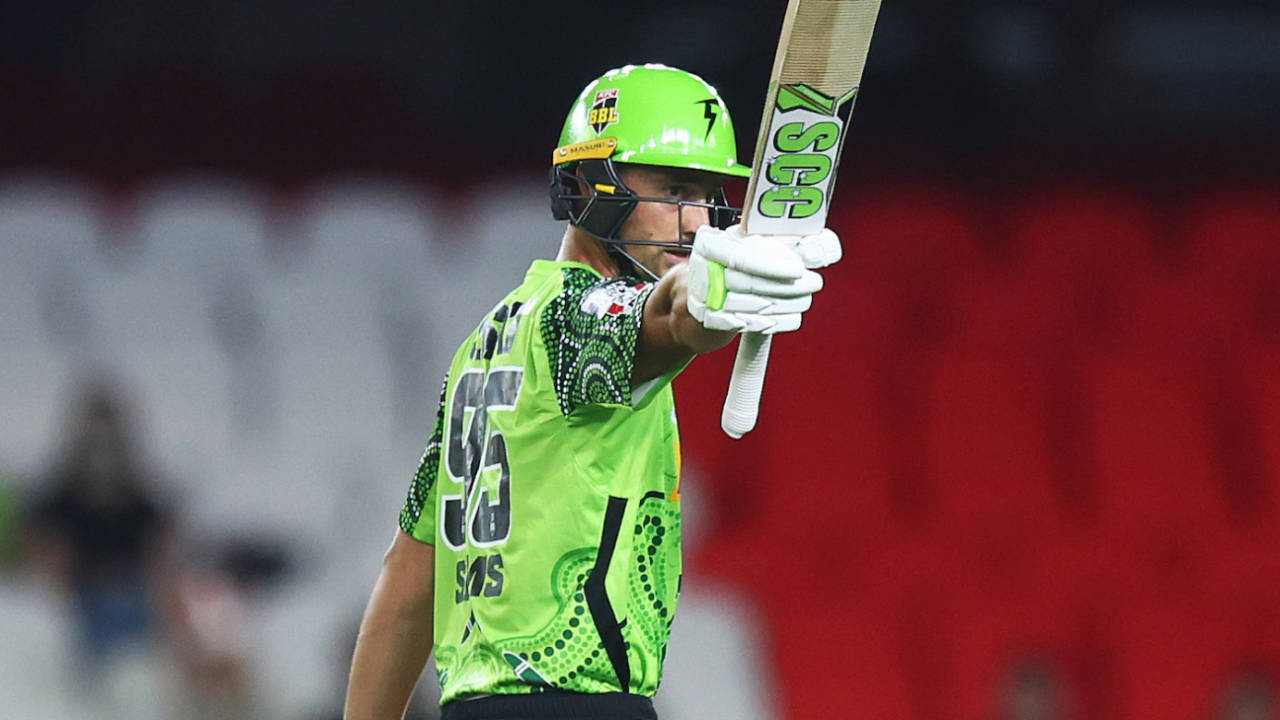 Daniel Sams acknowledges the cheers after getting to his half-century, Melbourne Renegades vs Sydney Thunder, BBL 2021-22, Melbourne, January 8, 2022