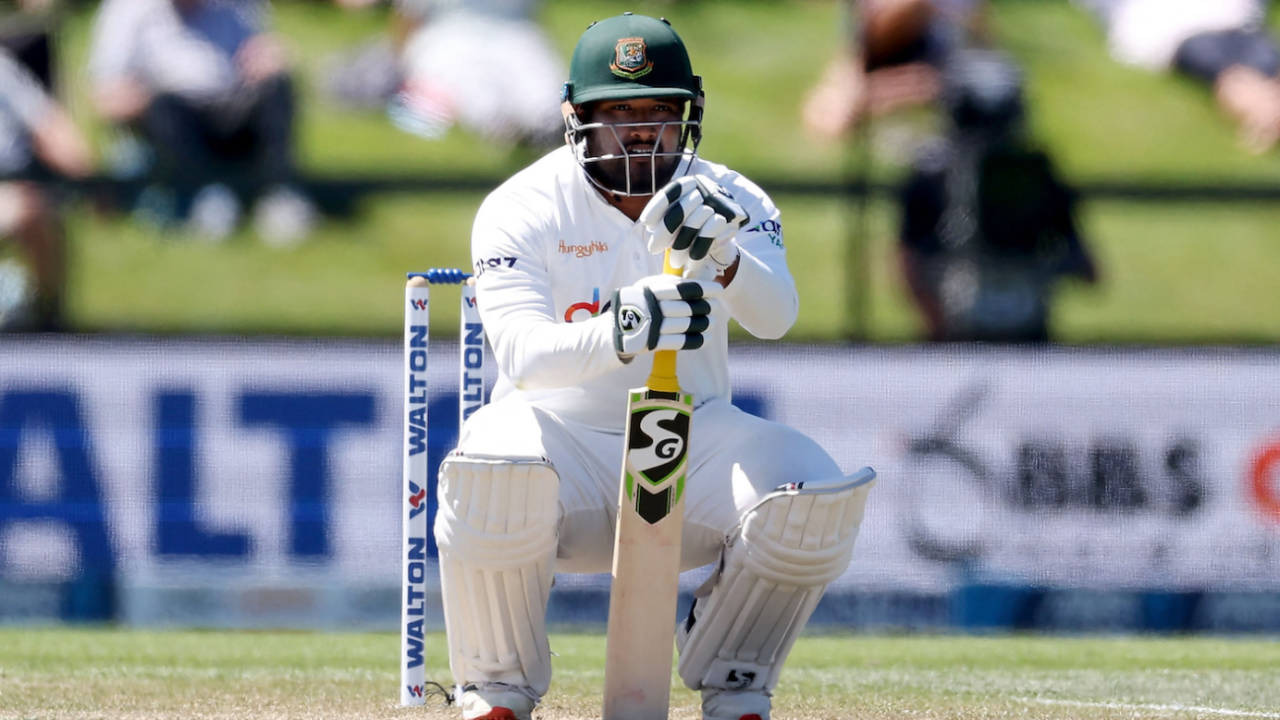 Yasir Ali takes a breather during his innings, New Zealand vs Bangladesh, 2nd Test, Christchurch, 2nd day, January 10, 2022