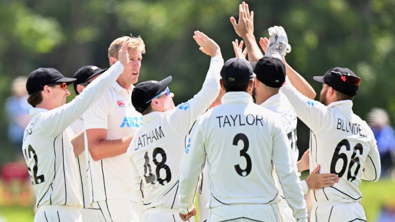 The New Zealand team gather around Kyle Jamieson after he made the first breakthrough, New Zealand vs Bangladesh, 2nd Test, Christchurch, 3rd day, January 11, 2022