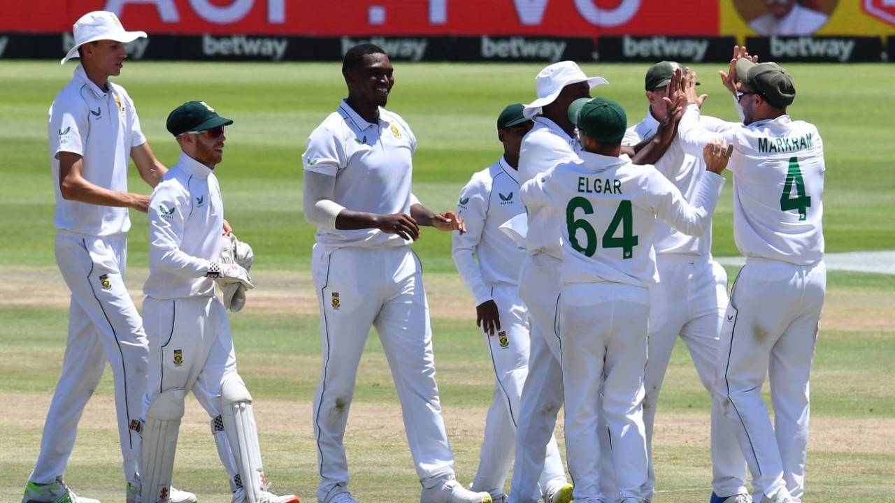 Lungi Ngidi celebrates with team-mates after getting Virat Kohli, South Africa vs India, 3rd Test, Cape Town, 3rd day, January 13, 2022