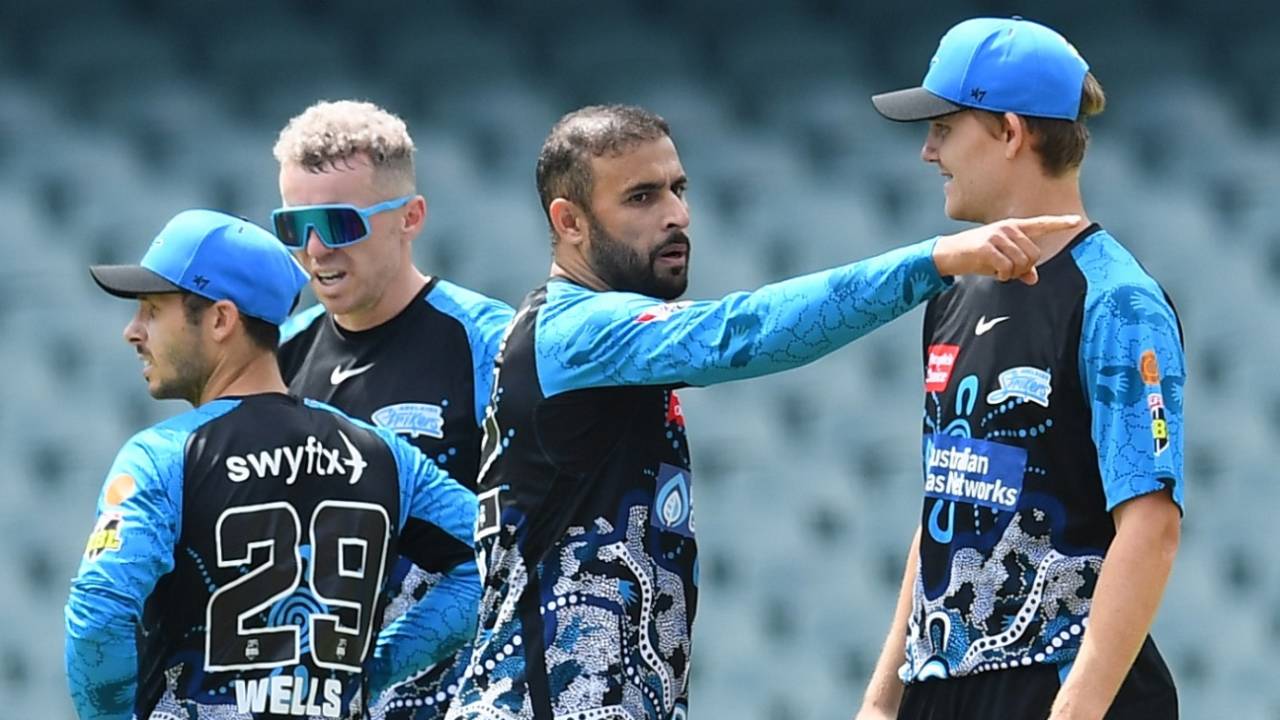 Fawad Ahmed gets together with his team-mates after dismissing Jason Behrendorff, Adelaide Strikers vs Perth Scorchers, BBL 2021-22, Adelaide, January 14, 2021