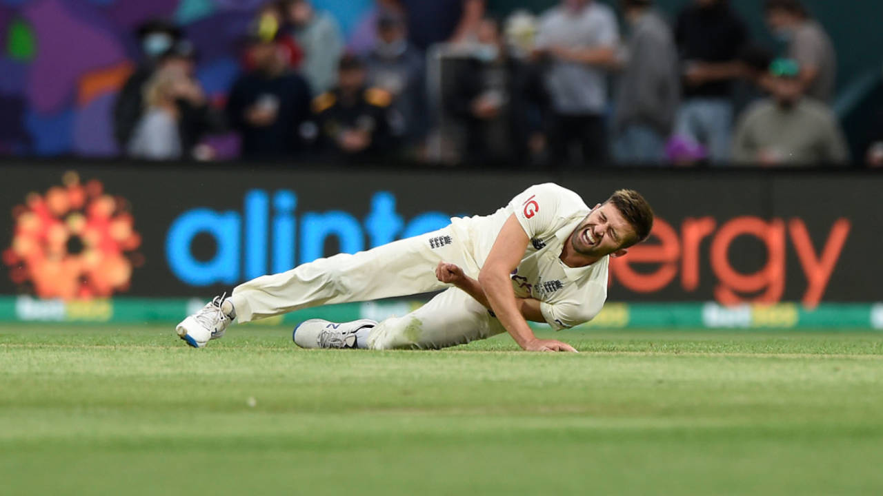 Mark Wood winces in pain after losing his footing, Australia vs England, The Men's Ashes, 5th Test, 1st day, Hobart, January 14, 2021