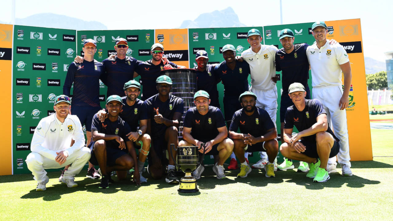 The victorious South African team poses with the Freedom Trophy, South Africa vs India, 3rd Test, Cape Town, 4th day, January 14, 2022