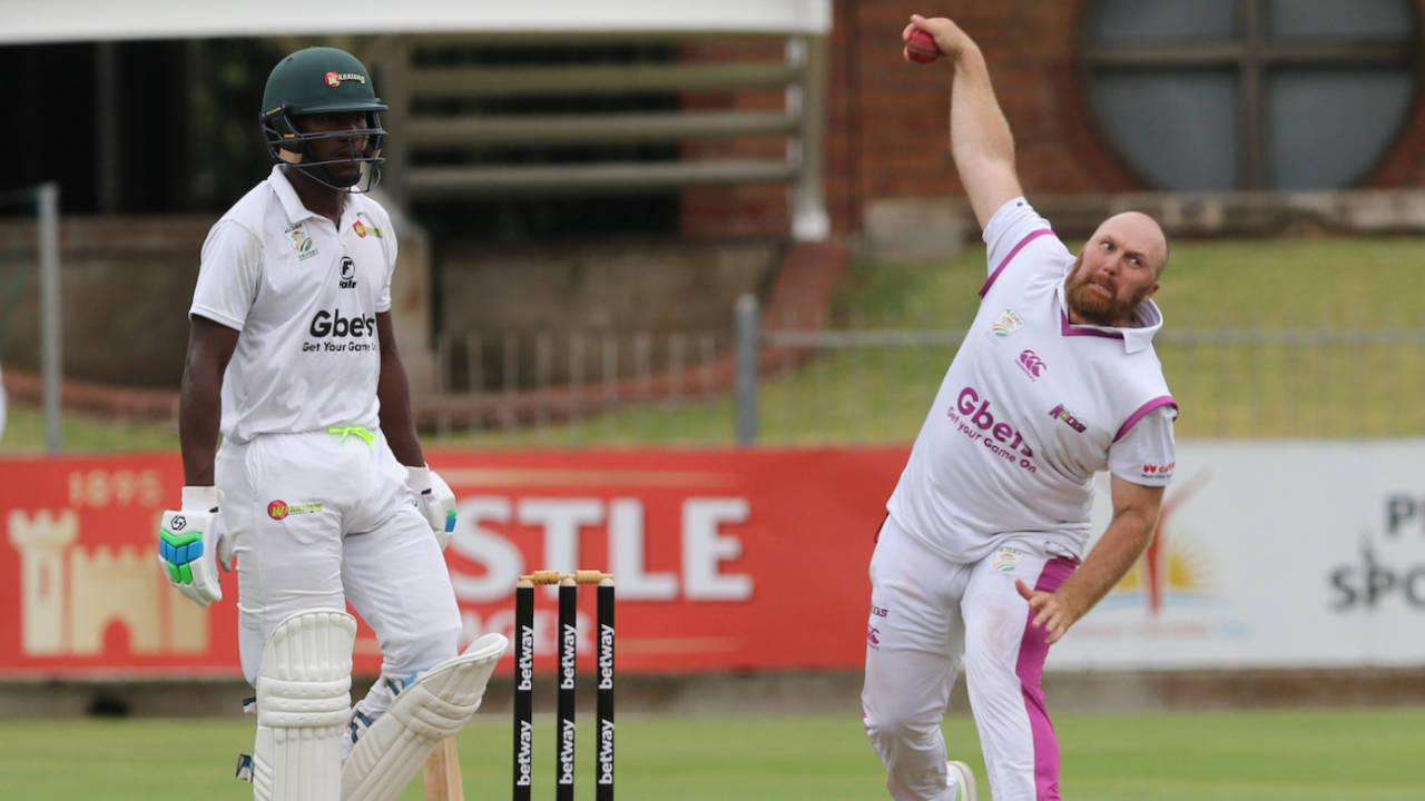 Lesiba Ngoepe watches as Shaun von Berg bowls, Warriors vs Boland, 4-Day Franchise Series, Port Elizabeth, 2nd day, January 14, 2022
