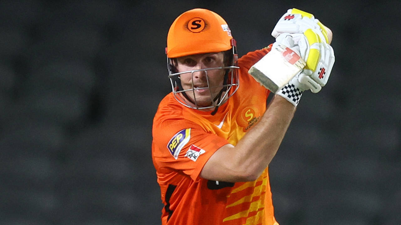Mitchell Marsh cracks one towards the cover during his 34-ball 59, Brisbane Heat vs Perth Scorchers, BBL 2021-22, Melbourne, January 17, 2022