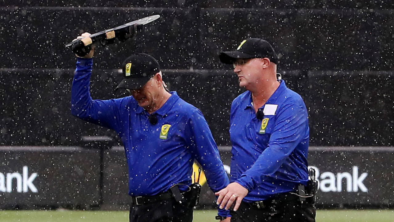 Bruce Oxenford finds another use for his shield, Australia vs England, 2nd T20I, Adelaide, January 22, 2022