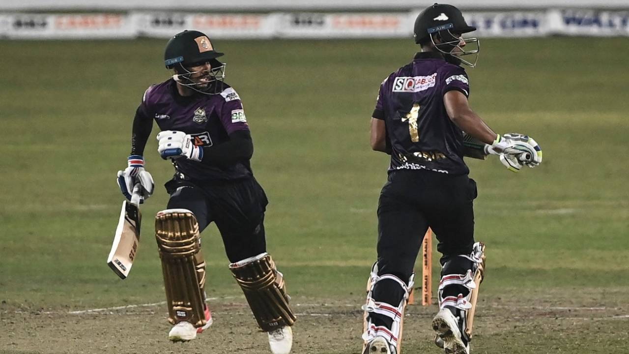 Mehidy Hasan Miraz and Sabbir Rahman run between the wickets, Chattogram Challengers vs Khulna Tigers, BPL 2022, Mirpur, January 24, 2022