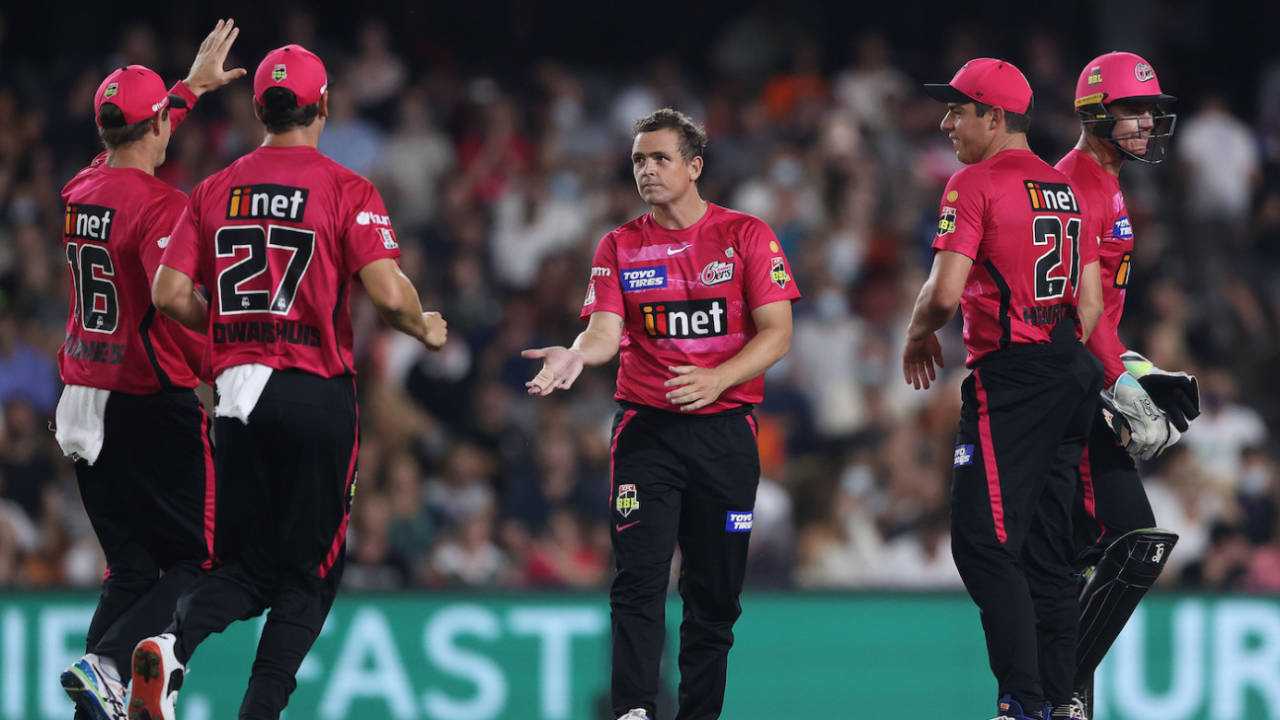 Steve O'Keefe is congratulated after dismissing Josh Inglis with his first ball, Perth Scorchers vs Sydney Sixers, BBL 2021-22, final, Melbourne, January 28, 22