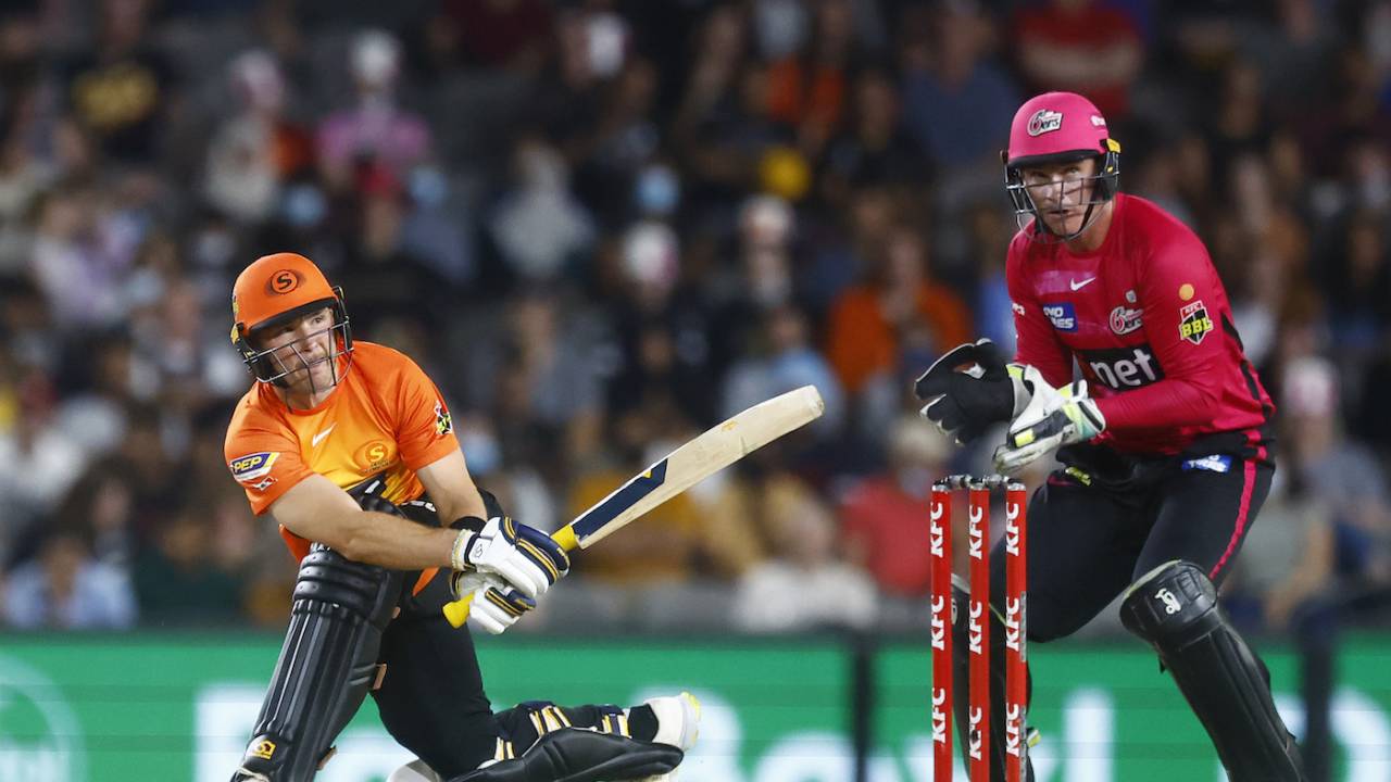 Laurie Evans sweeps the ball away, Perth Scorchers vs Sydney Sixers, BBL 2021-22, final, Melbourne, January 28, 22