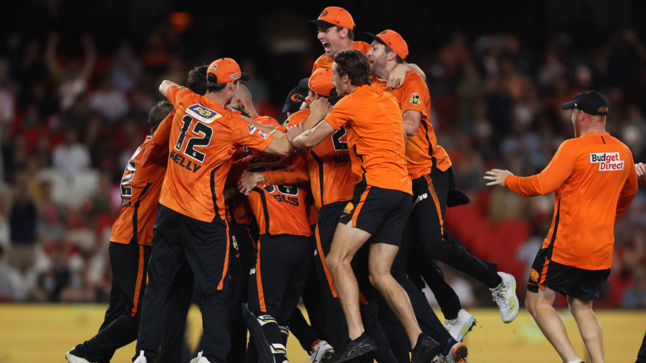 The Perth Scorchers players celebrate their fourth title win, Perth Scorchers vs Sydney Sixers, BBL 2021-22, final, Melbourne, January 28, 22