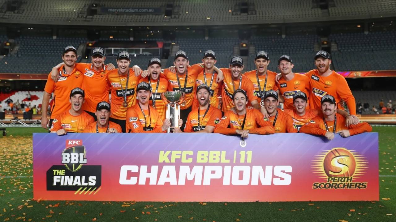 पर्थ स्कॉर्चर्स की टीम बीबीएल के 11वें सीज़न में जीत की ट्रॉफ़ी के साथ&nbsp;&nbsp;&bull;&nbsp;&nbsp;CA/Cricket Australia/Getty Images