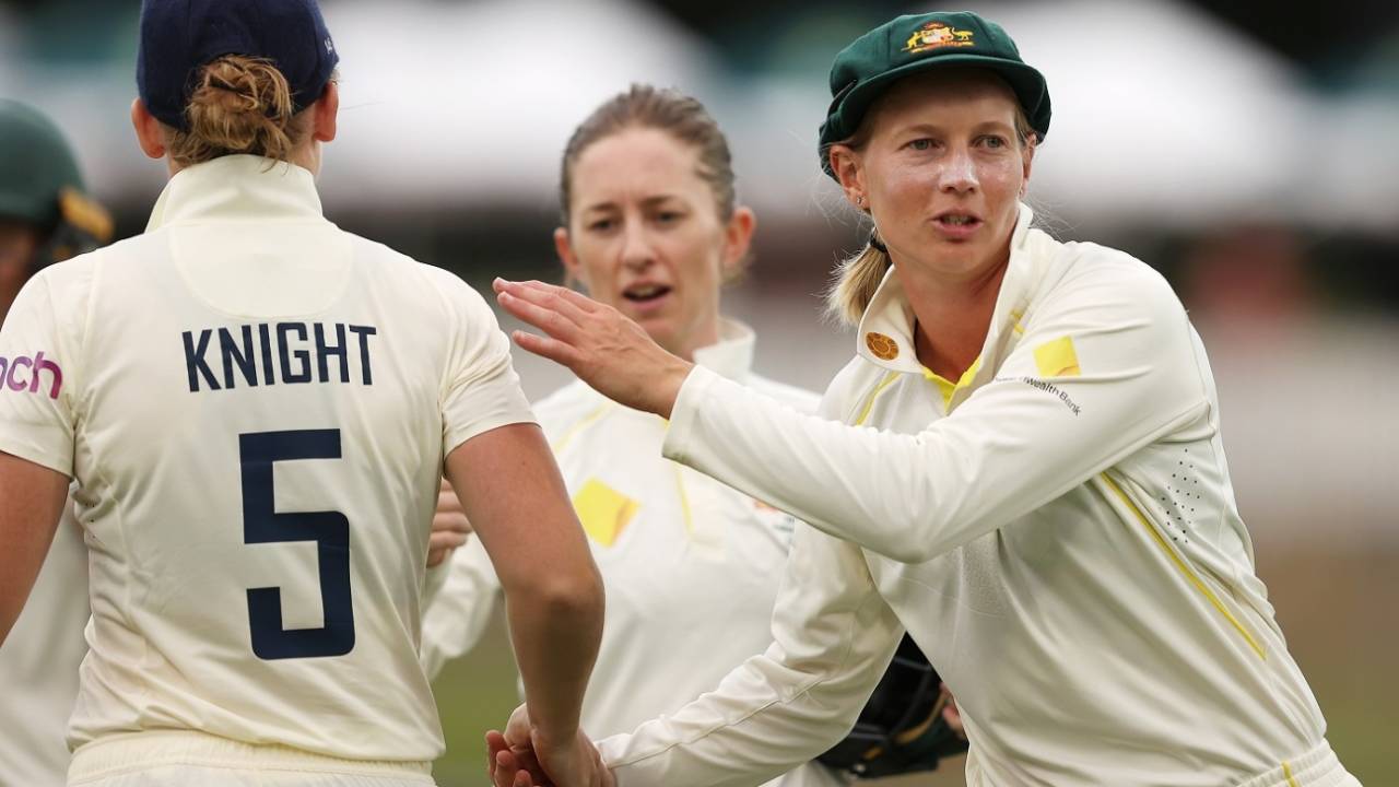 Meg Lanning shakes hands with Heather Knight after the draw, Australia vs England, Only Test, Women's Ashes, Canberra, January 30, 2022