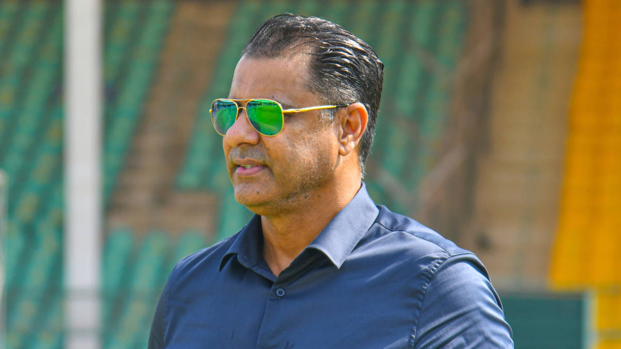Waqar Younis watches the players prepare from the sidelines, Peshawar Zalmi vs Islamabad United, PSL 2022, Karachi, January 30, 2022