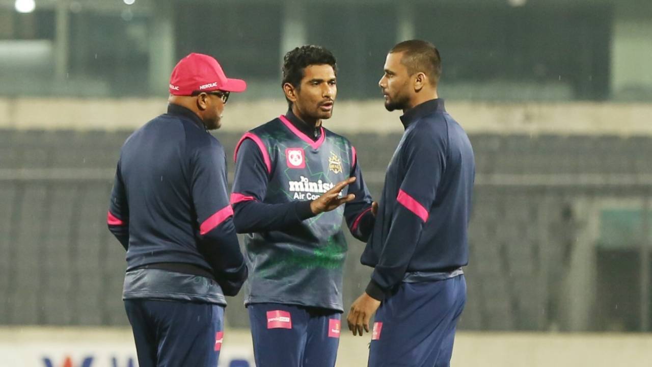 Mizanur Rahman, Mahmudullah and Mashrafe Mortaza have a chat, Comilla Victorians vs Minister Group Dhaka, Bangladesh Premier League, Mirpur, February 4, 2022