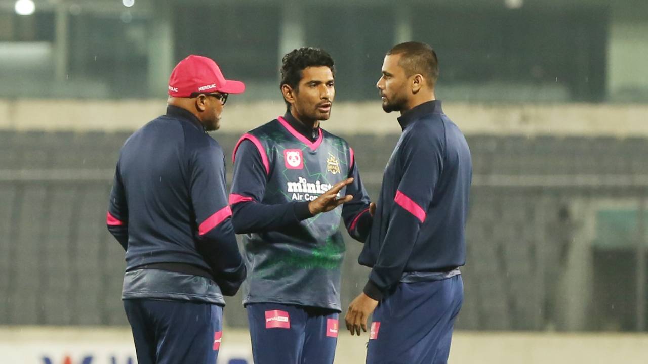 Mizanur Rahman, Mahmudullah and Mashrafe Mortaza have a chat, Comilla Victorians vs Minister Group Dhaka, Bangladesh Premier League, Mirpur, February 4, 2022