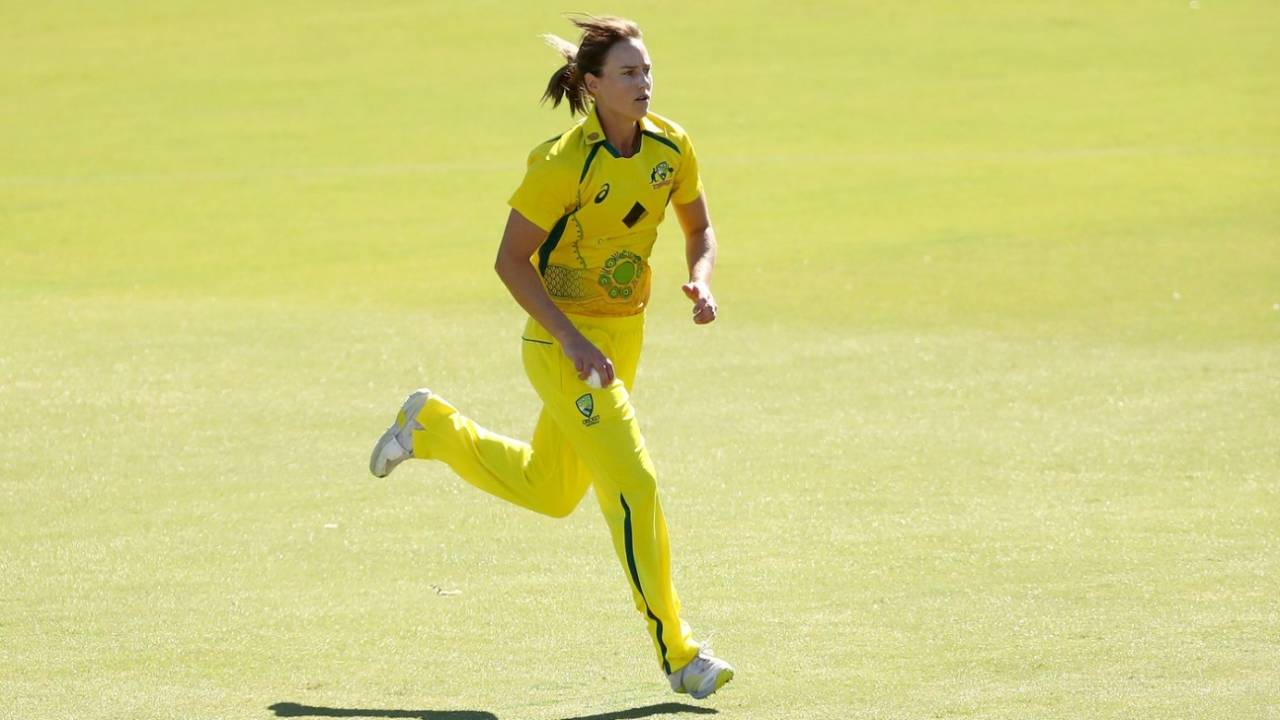 Ellyse Perry runs in, Australia vs England, 2nd ODI, Women's Ashes, Melbourne, February 6, 2022