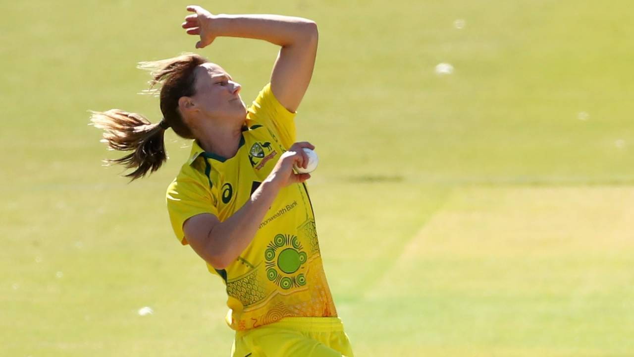 Ellyse Perry bowls, Australia vs England, 2nd ODI, Women's Ashes, Melbourne, February 6, 2022