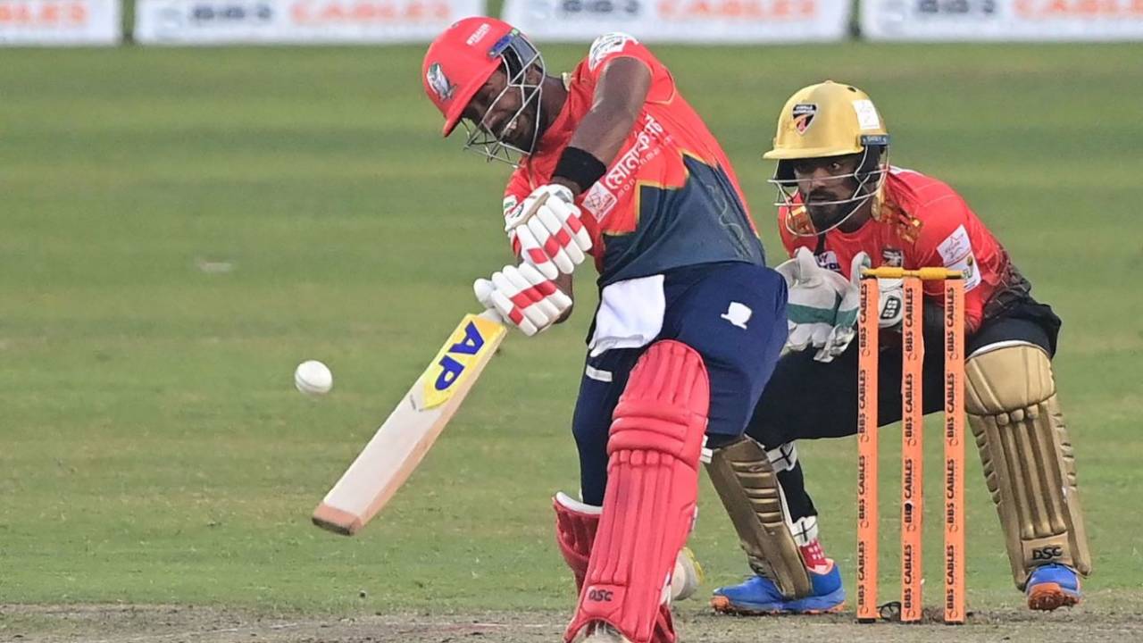 Fortune Barishal's Munim Shahriar goes down the ground, Dhaka, February 14, 2022