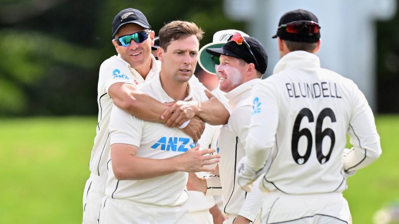 Matt Henry celebrates a wicket with his team-mates, New Zealand vs South Africa, 1st Test, Christchurch, 3rd day, February 19, 2022