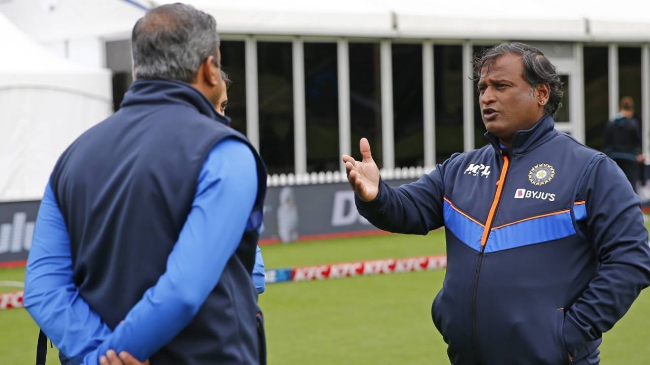 India head coach Ramesh Powar has a chat with team manager Shailendrasihn Solanki, India vs New Zealand, 4th ODI, Queenstown, February 22, 2022
