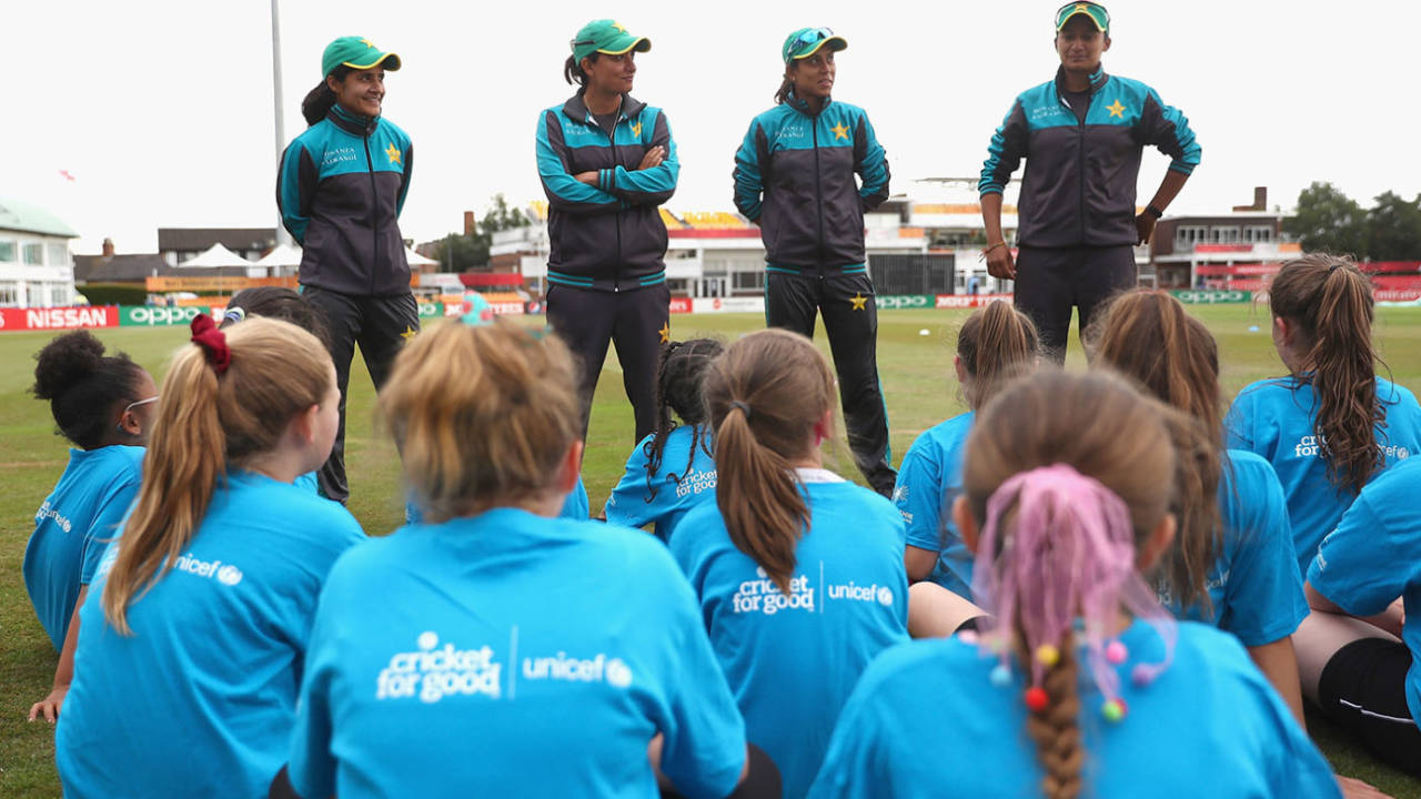 Javeria Khan, Sana Mir, Nain Abidi and Asmavia Iqbal talk to school kids at an ICC event, Women's World Cup, Leicester, July 13, 2017